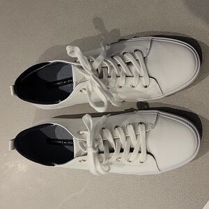 TOMMY HILFIGER SIZE 9 BRAND NEW WHITE SNEAKERS/ TENNIS SHOES NEVER WORN
